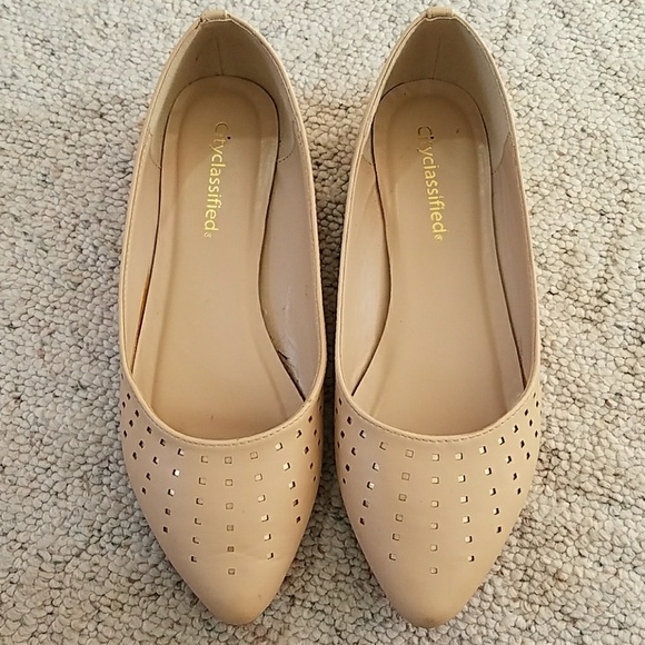 Nude pointed flats w/ gold accents size 7.5 - Picture 2 of 7